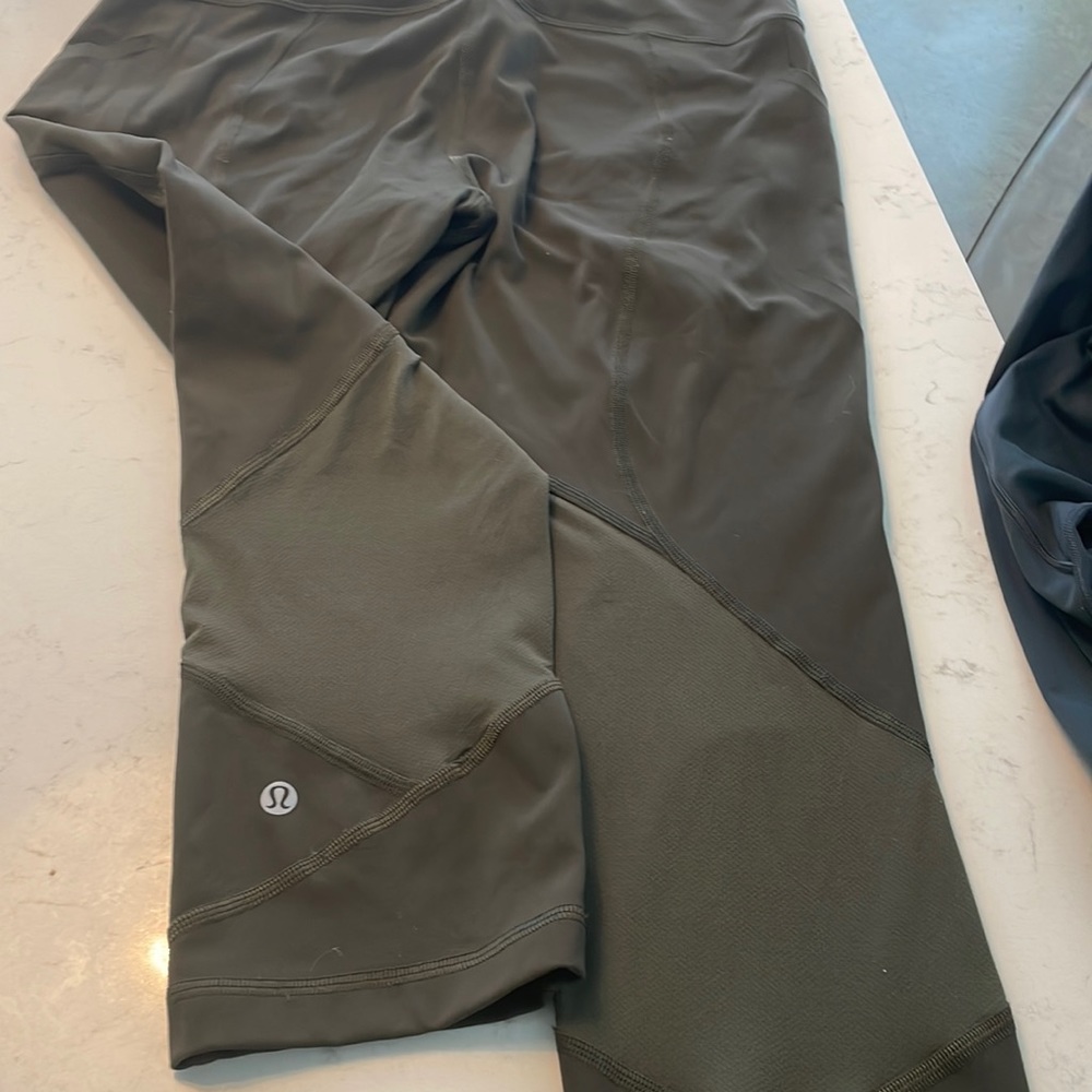 Lululemon leggings with side pockets and zipper pocket